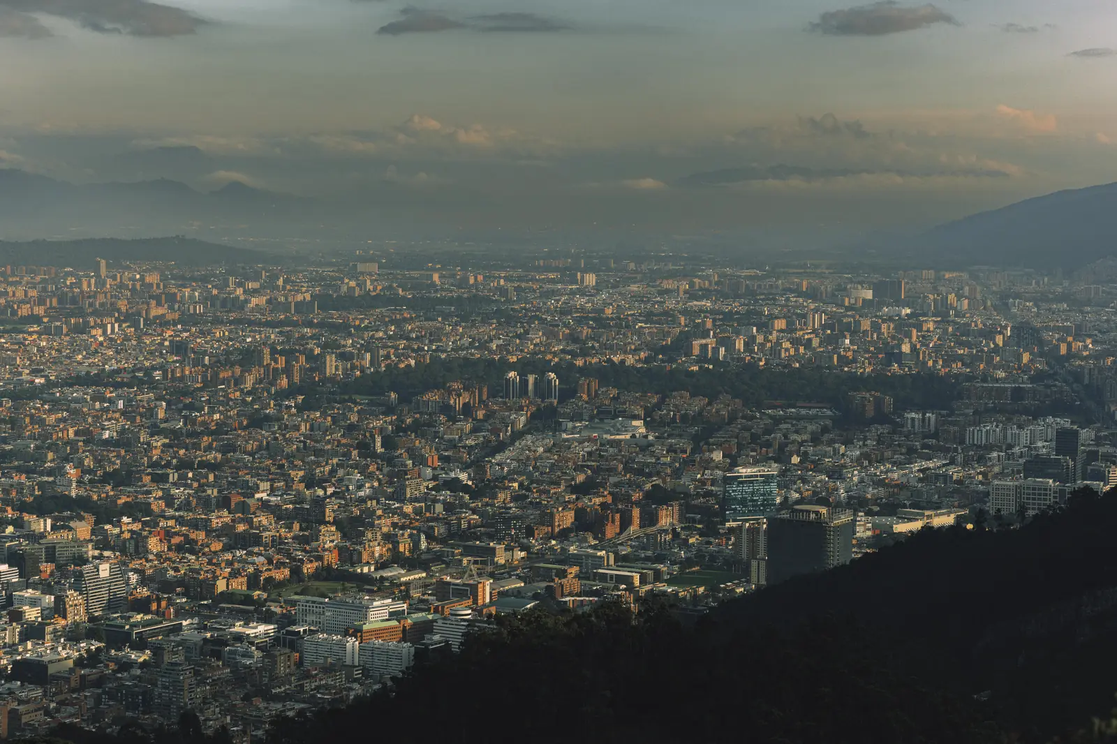 PANORÁMICA DE LOS CERROS CON BOGOTÁ AL FONDO, AMANECER